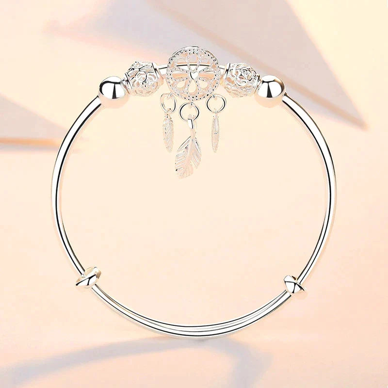 Bracelet femme chic en argent sterling avec pendentif attrape-rêves et plumes, très symbolique.