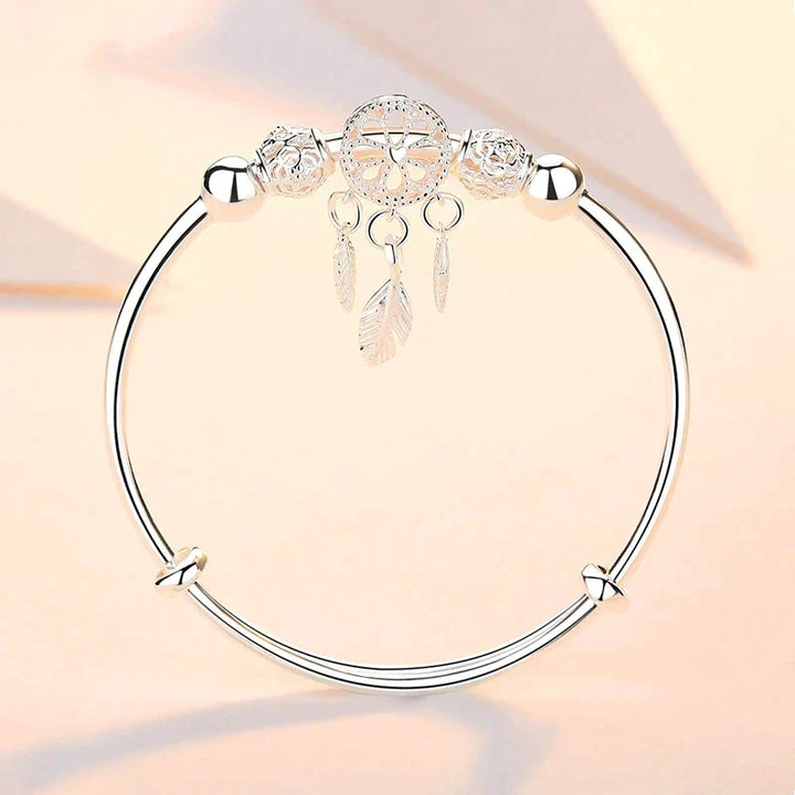 Bracelet femme chic en argent sterling avec pendentif attrape-rêves et plumes, très symbolique.
