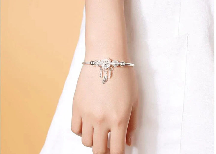 Bracelet femme en argent 925, bijou attrape-rêves avec plume, un accessoire mode élégant.