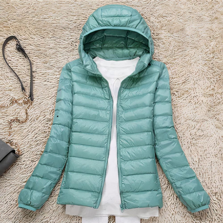 Doudoune femme élégante, légère et chaude. Un essentiel compressible pour voyage et hiver.