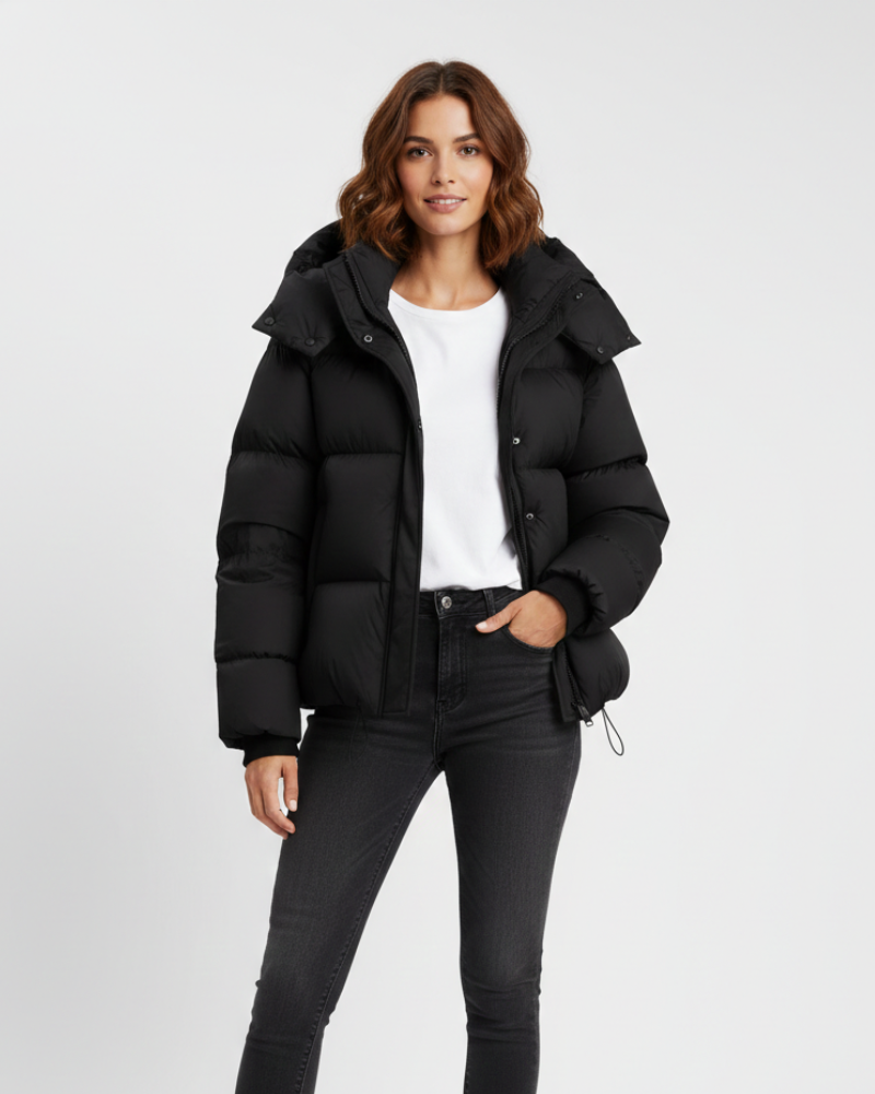 Doudoune courte femme matelassée pour l'hiver. Veste urbaine chaude et tendance avec capuche, style moderne.