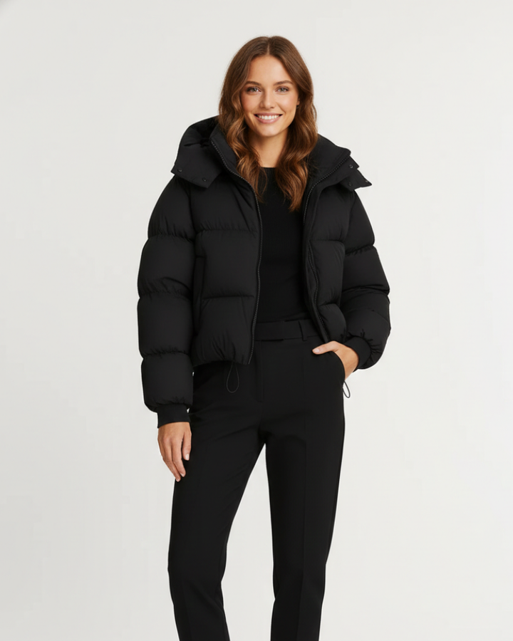 Veste doudoune femme courte, idéale pour l'hiver. Modèle matelassé chaud et confortable, parfait pour un look urbain.
