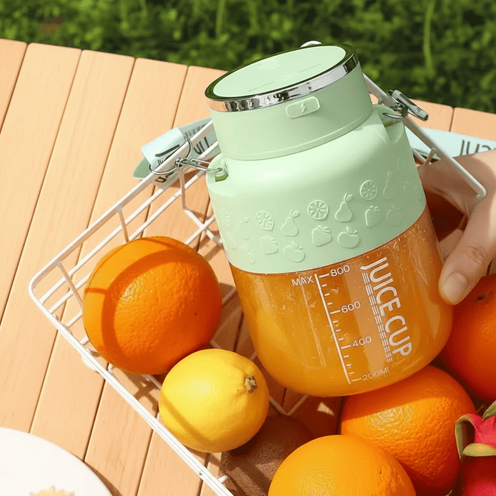 Blender portable USB rechargeable pour smoothies et boissons saines en déplacement.