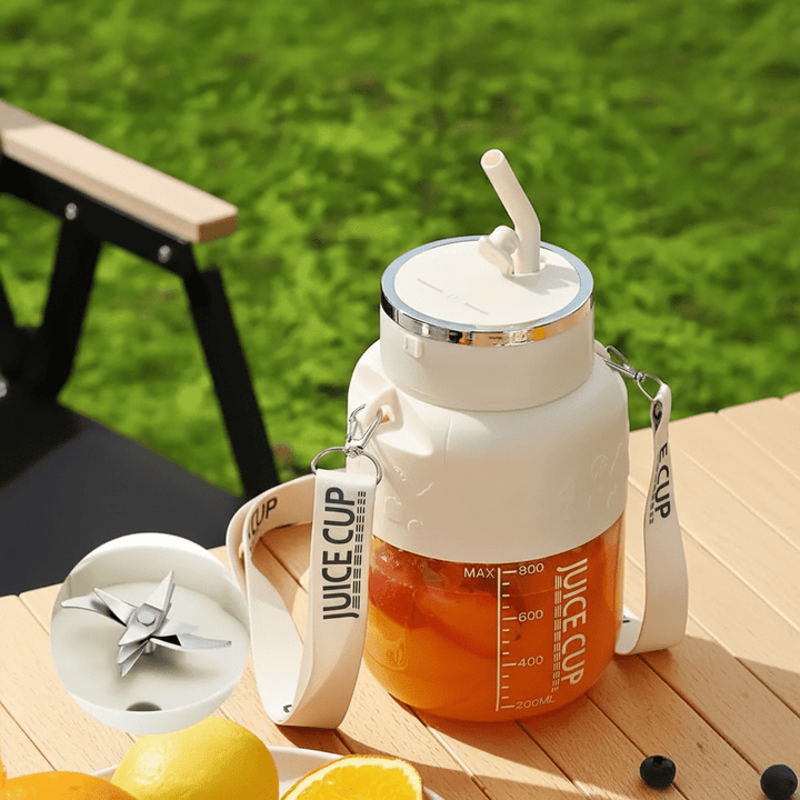 Mini mixeur sans fil pour préparer des smoothies aux fruits frais et cocktails, idéal voyage.