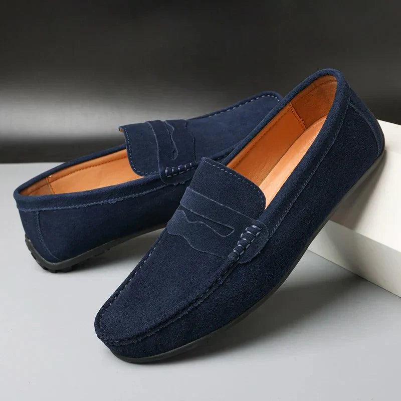 Mocassins homme élégants à enfiler. Confort quotidien pour la ville et le bureau. Cuir marron.