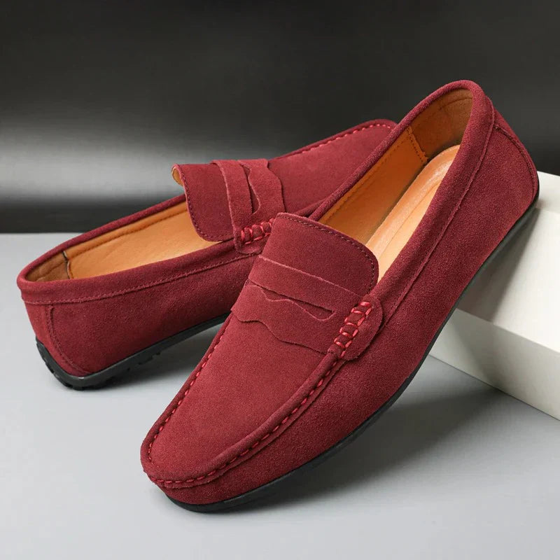 Chaussures mocassins homme en cuir lisse noir, élégantes et confortables pour un look professionnel.