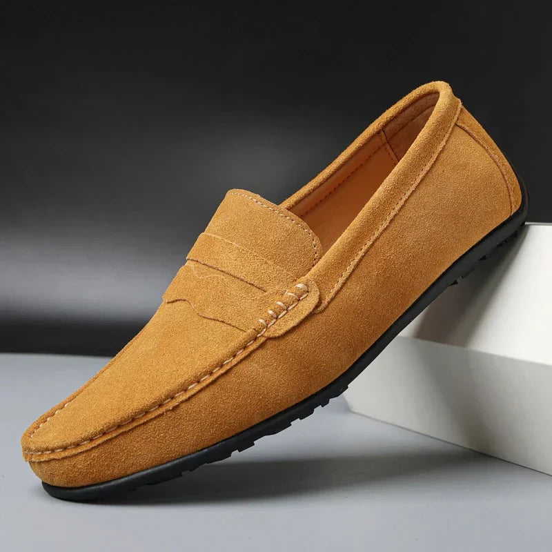 Mocassins homme en nubuck gris, confortables à enfiler, élégants et polyvalents pour la ville.