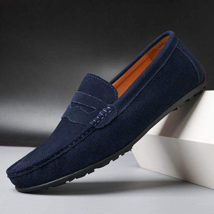 Élégants mocassins homme en daim bleu marine, style chic et décontracté, parfaits pour toute occasion.