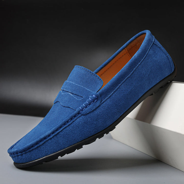 Mocassins homme noirs épurés, à enfiler, offrant un style élégant et un confort absolu.