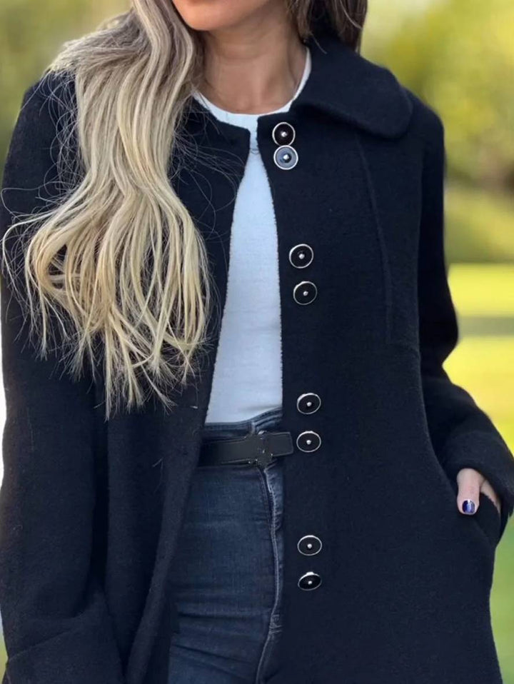 Cardigan femme long Louise, chic et mode avec boutons, une pièce polyvalente pour un style élégant.