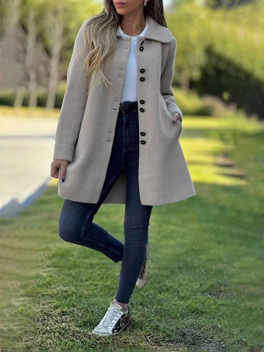 Cardigan long femme Louise en maille douce avec boutons, idéal pour un confort chic en hiver.