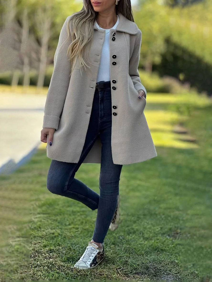 Cardigan long femme Louise en maille douce avec boutons, idéal pour un confort chic en hiver.