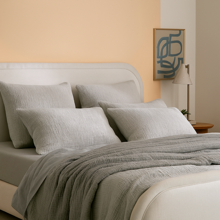 Sensation de luxe avec ces taies d'oreiller en mousseline de coton ultra douces, pour un sommeil profond.