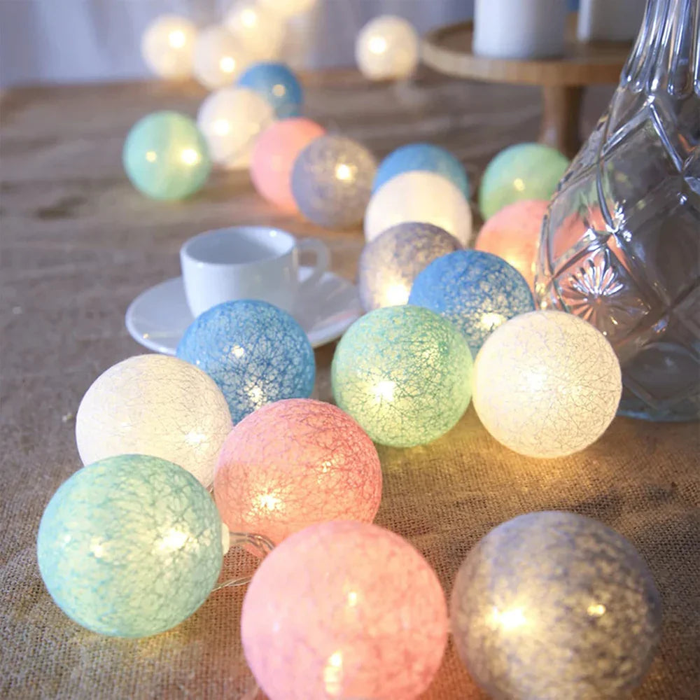 Ambiance chaleureuse avec guirlande lumineuse LED boules de coton pour votre fête.