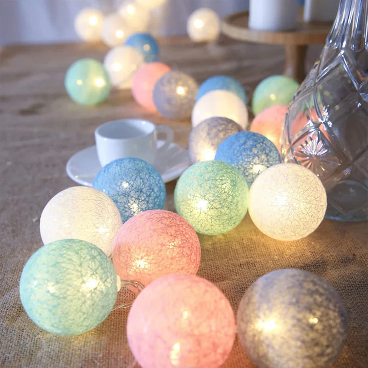 Ambiance chaleureuse avec guirlande lumineuse LED boules de coton pour votre fête.