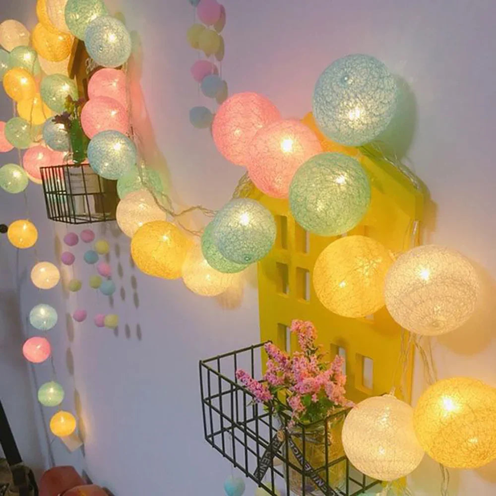 Ambiance joyeuse pour fête avec guirlande lumineuse LED boules de coton.