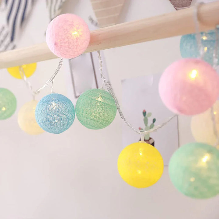 Guirlande lumineuse LED boules de coton pour décoration de table festive.