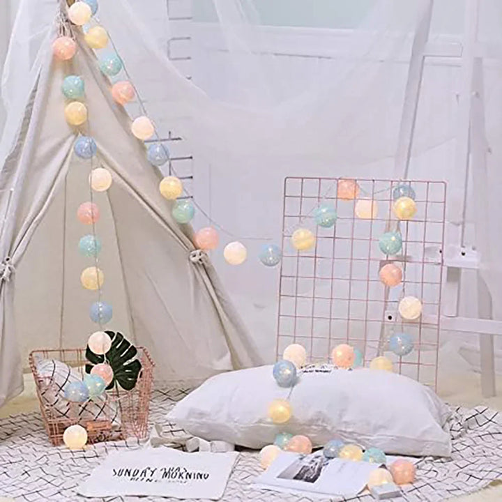 Guirlande lumineuse LED de création, boules de coton pour une décoration personnalisée.