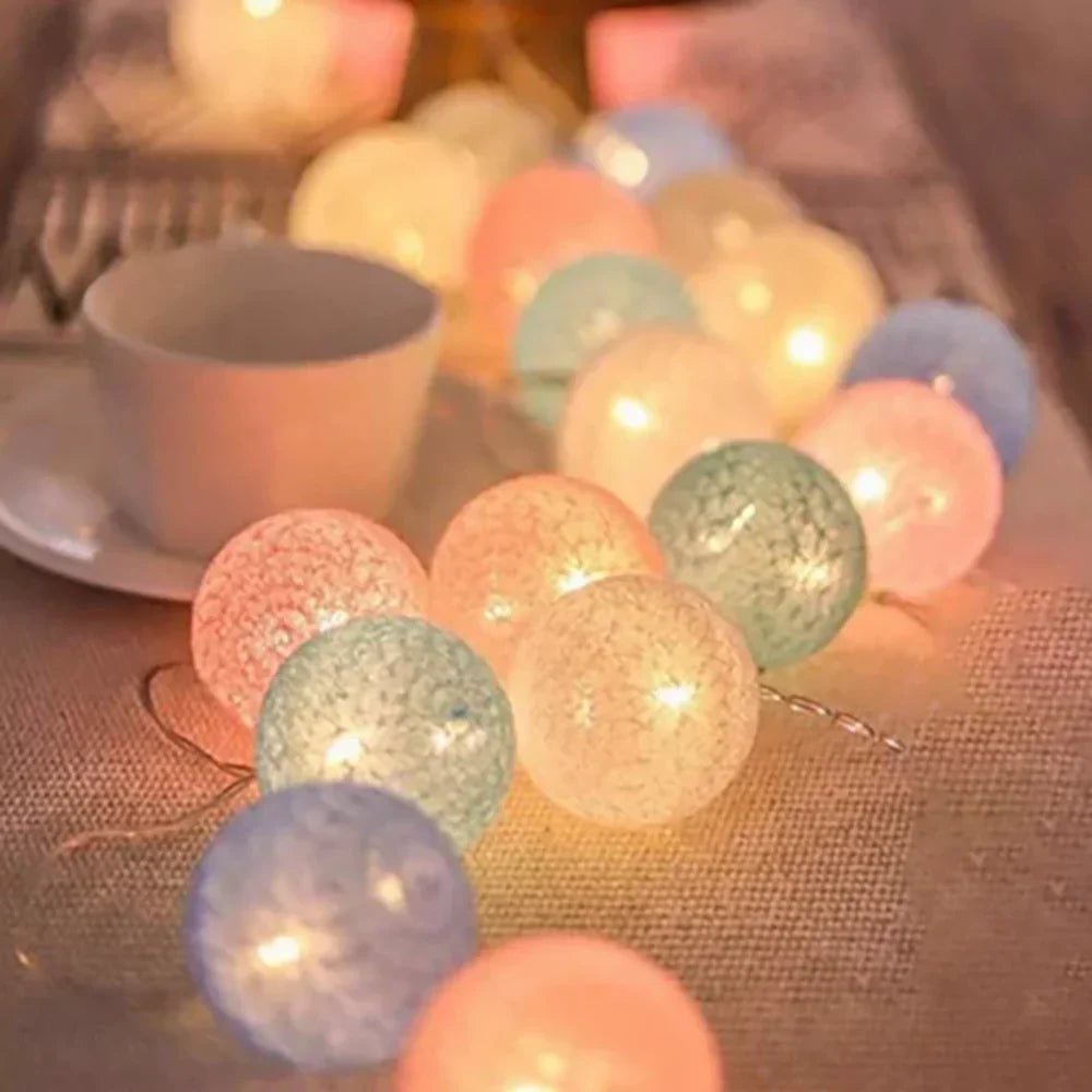 Guirlande lumineuse LED avec boules de coton pour une ambiance chaleureuse dans votre salon.