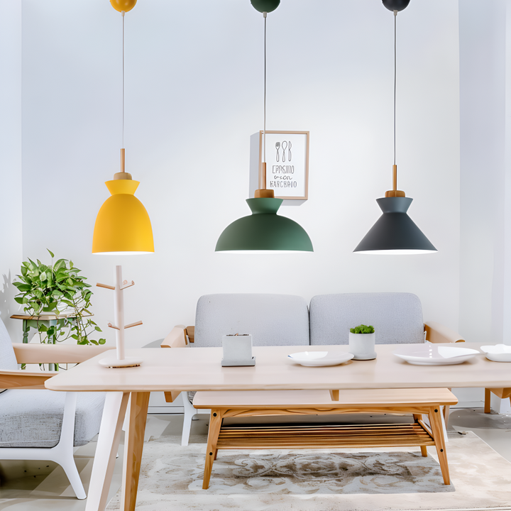 Luminaire suspension design macaron, éclairage coloré style contemporain pour intérieur.