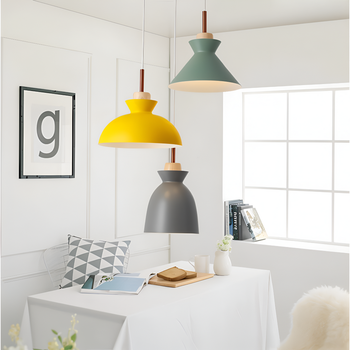 Suspension moderne colorée en dôme, lampe macaron pour décoration intérieure chic.