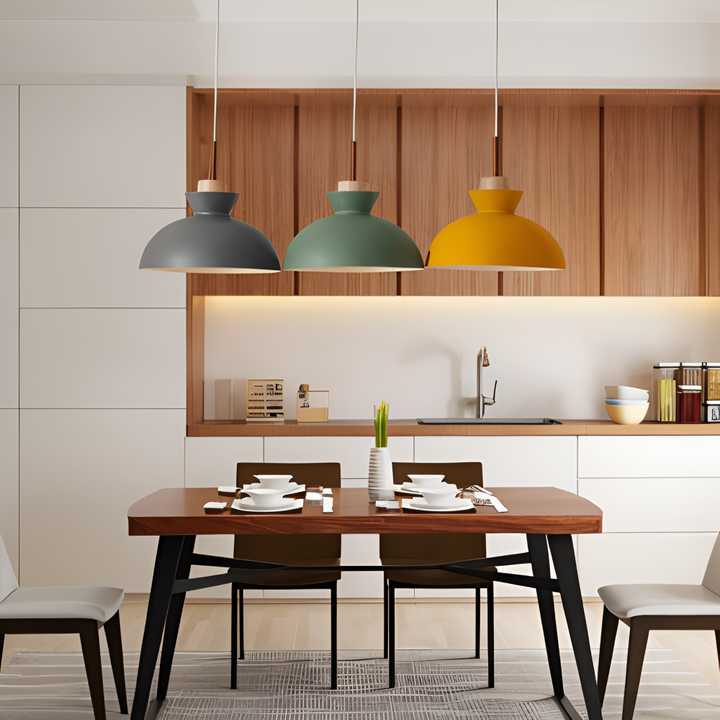 Éclairage design suspendu coloré, lampe dôme style macaron pour intérieur moderne.