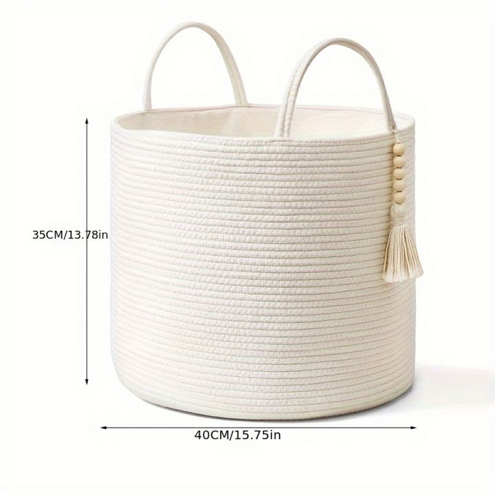 Panier de rangement artisanal en macramé de coton, style bohème, pour une organisation élégante et naturelle.