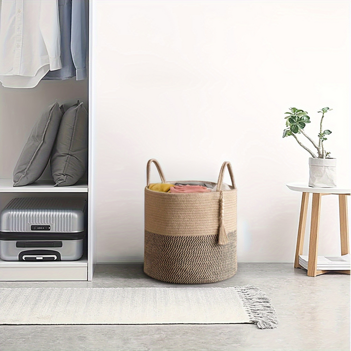 Panier tressé macramé chic en coton pour une décoration bohème authentique et une organisation parfaite.