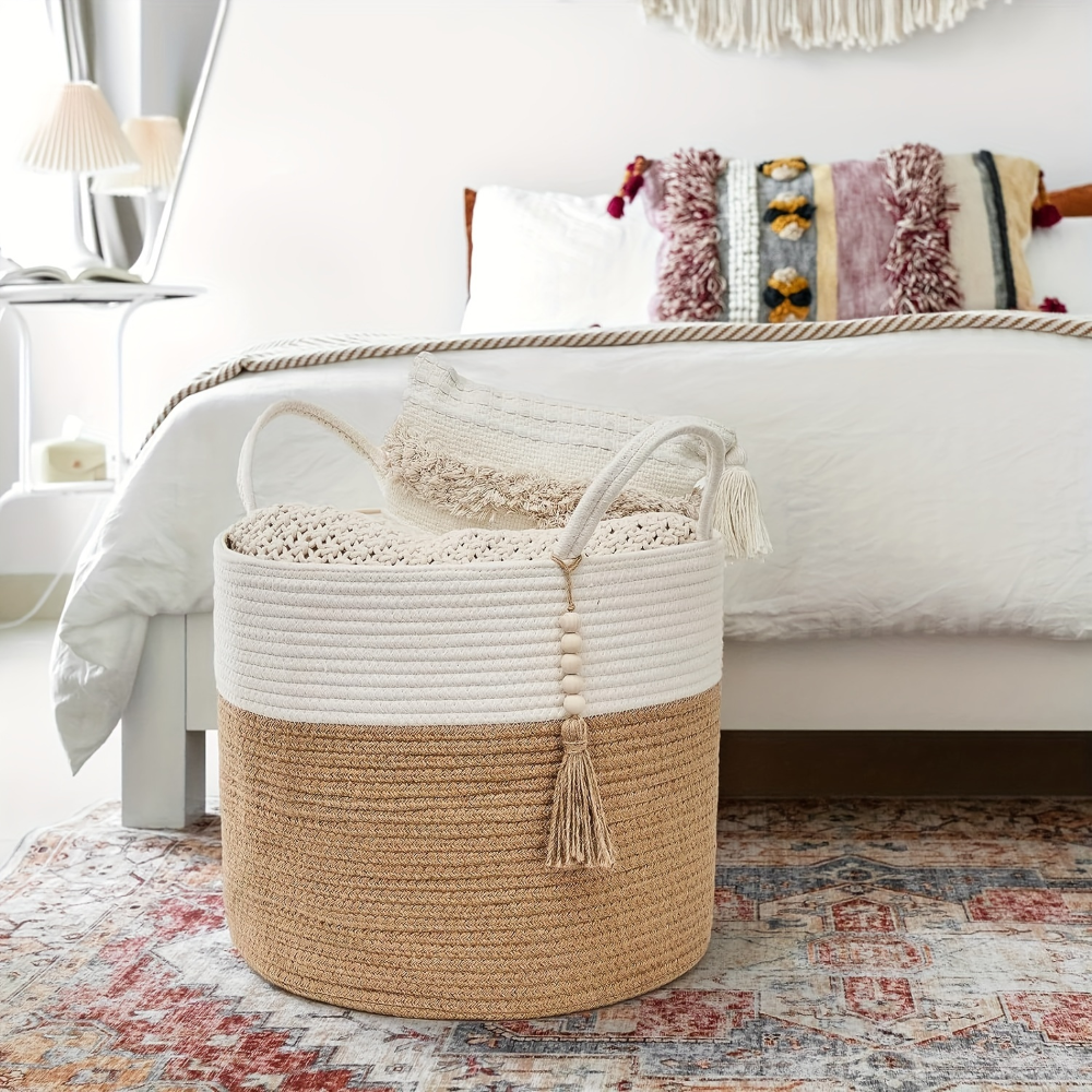 Panier de rangement décoratif macramé en coton style bohème, parfait pour un intérieur maison moderne.