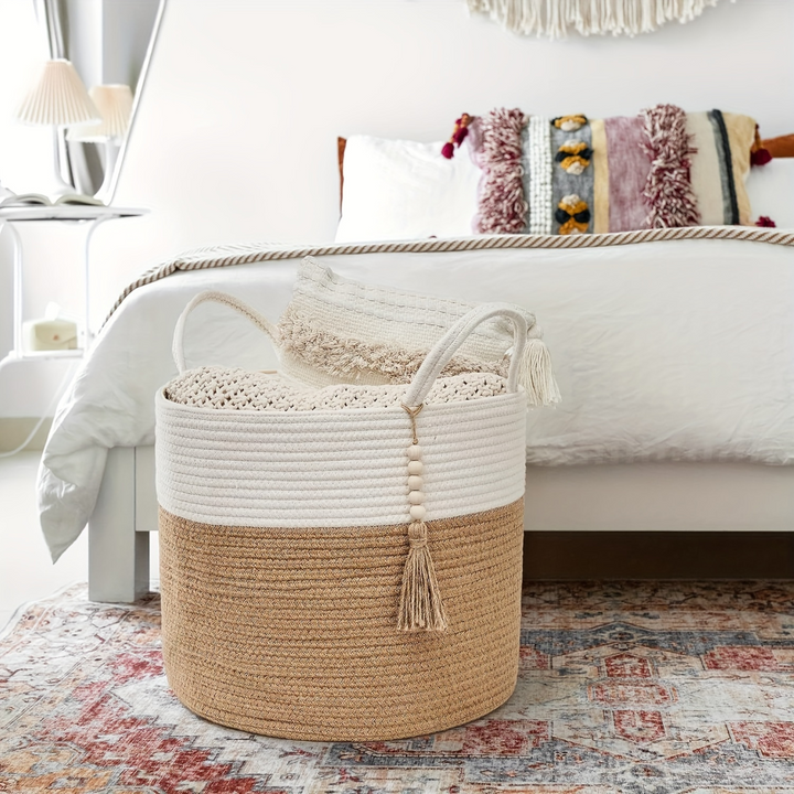 Panier de rangement décoratif macramé en coton style bohème, parfait pour un intérieur maison moderne.