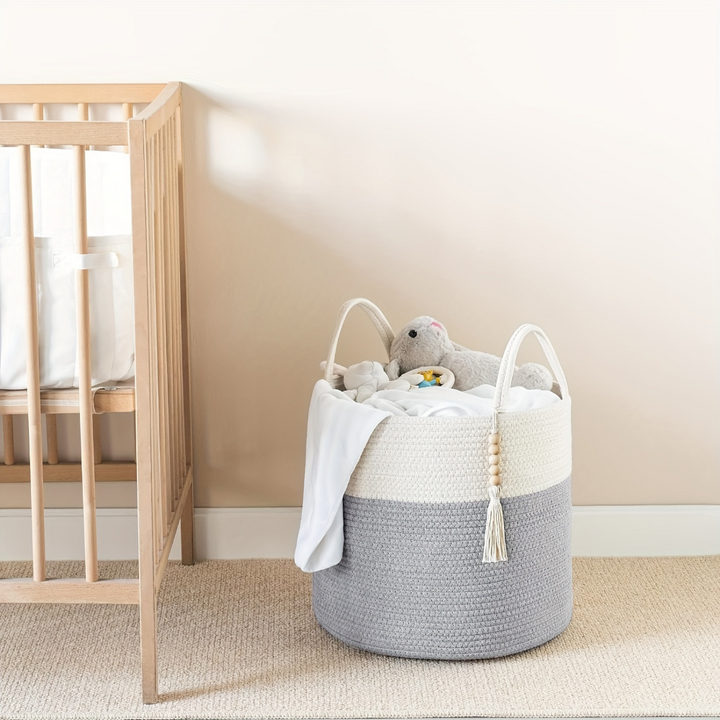 Panier macramé bohème tressé main en coton pour un rangement chic et une touche déco naturelle.