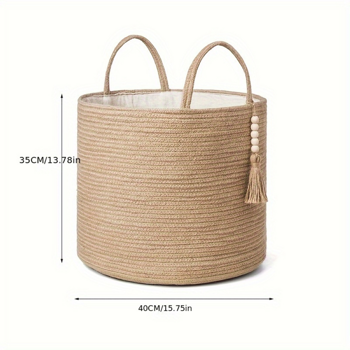 Panier tressé en macramé de coton, idéal pour rangement bohème, ajoutant une touche chic à votre déco.