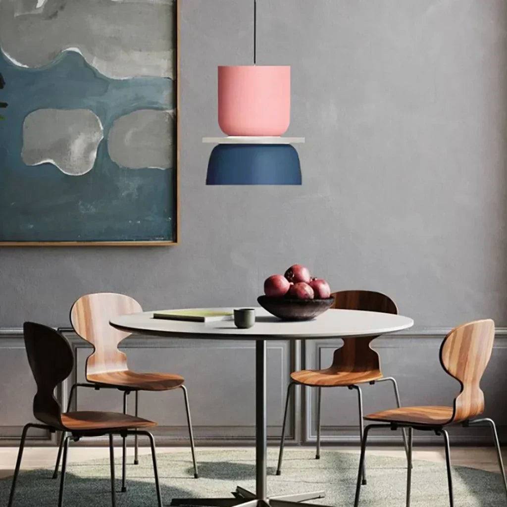 Suspension nordique moderne, design bloc de couleurs pour un éclairage unique en cuisine.