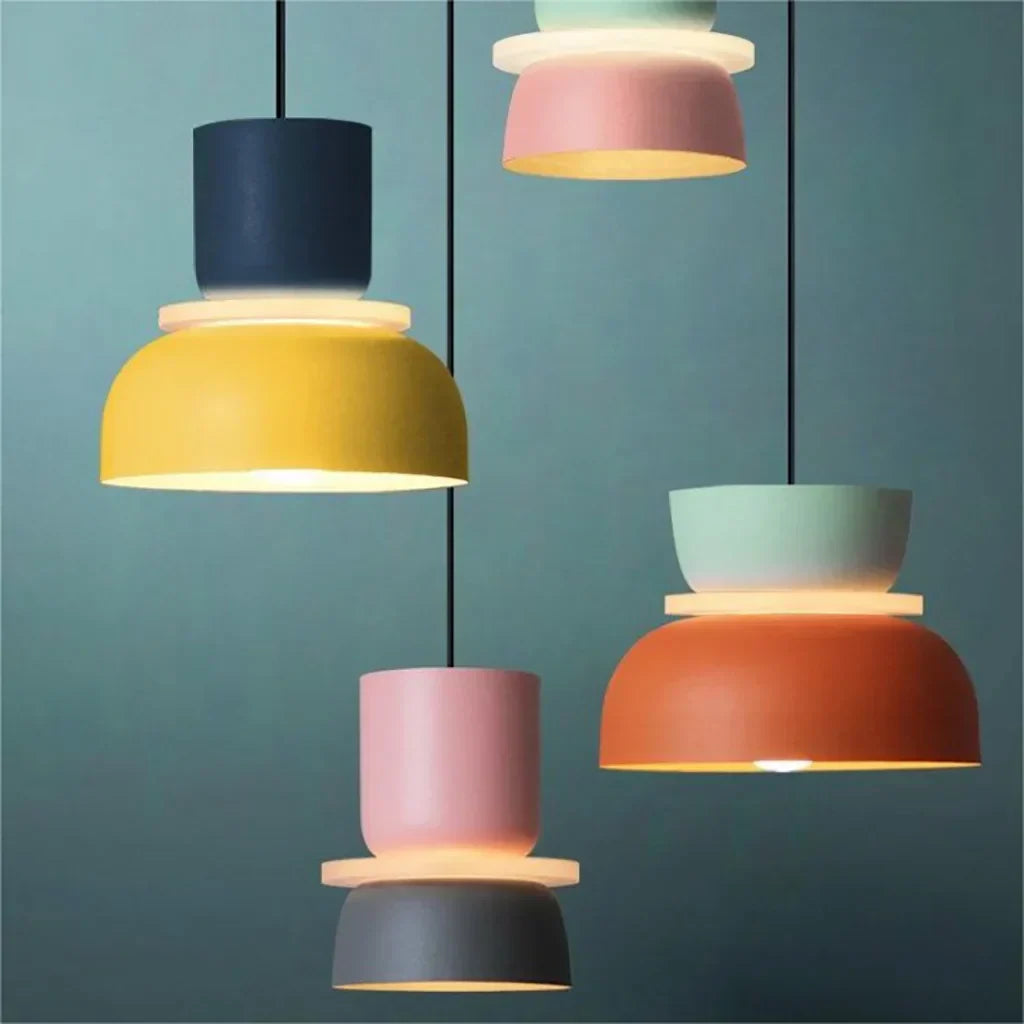 Luminaire nordique à blocs de couleurs vives, parfait pour décoration intérieure de cuisine moderne.