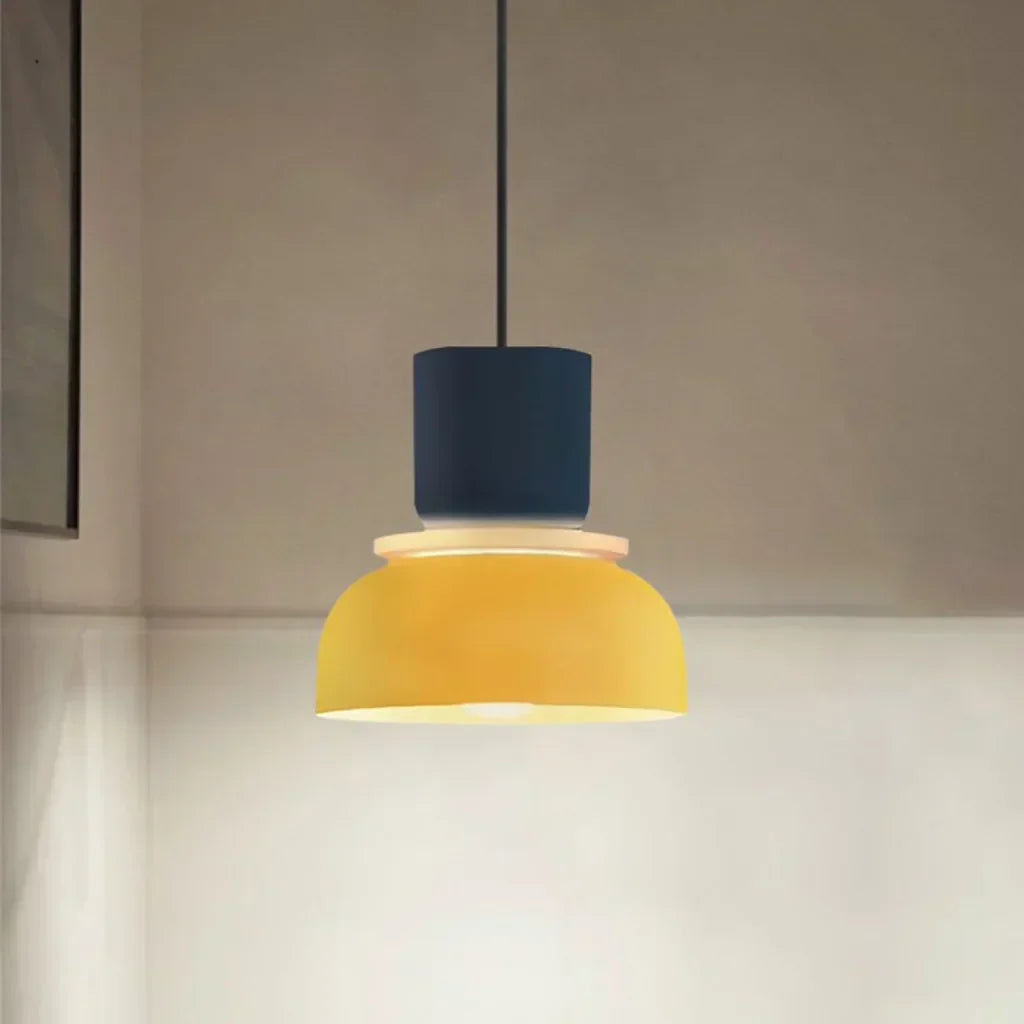 Suspension design moderne, inspiration nordique, couleurs vives pour une décoration unique.