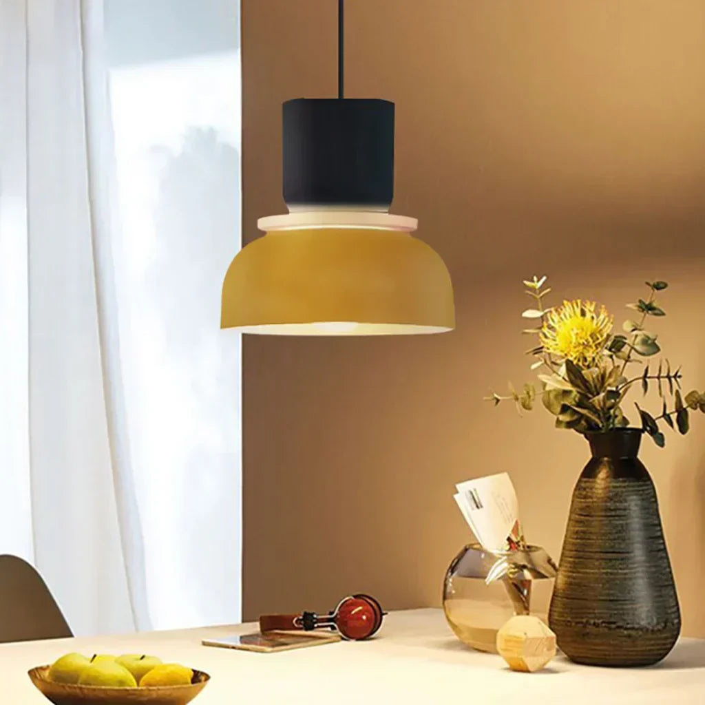 Décoration lumineuse nordique, suspension moderne avec palette de couleurs éclantantes pour intérieur.
