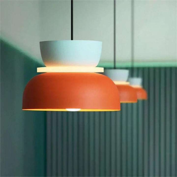 Suspension moderne avec abat-jour coloré, style nordique, idéal pour salle à manger ou salon.