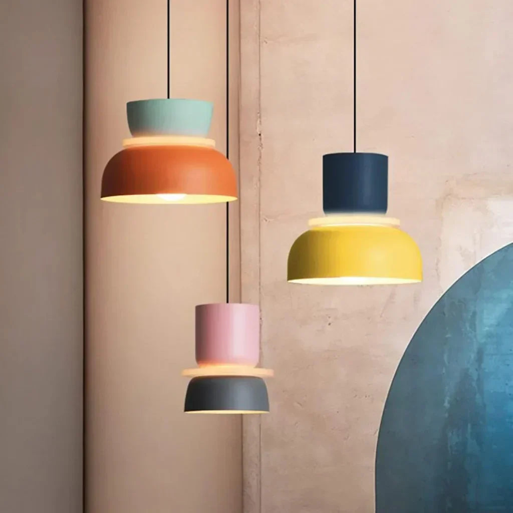 Éclairage design "macaron" en bloc de couleurs, lampe suspendue contemporaine pour cuisine stylée.
