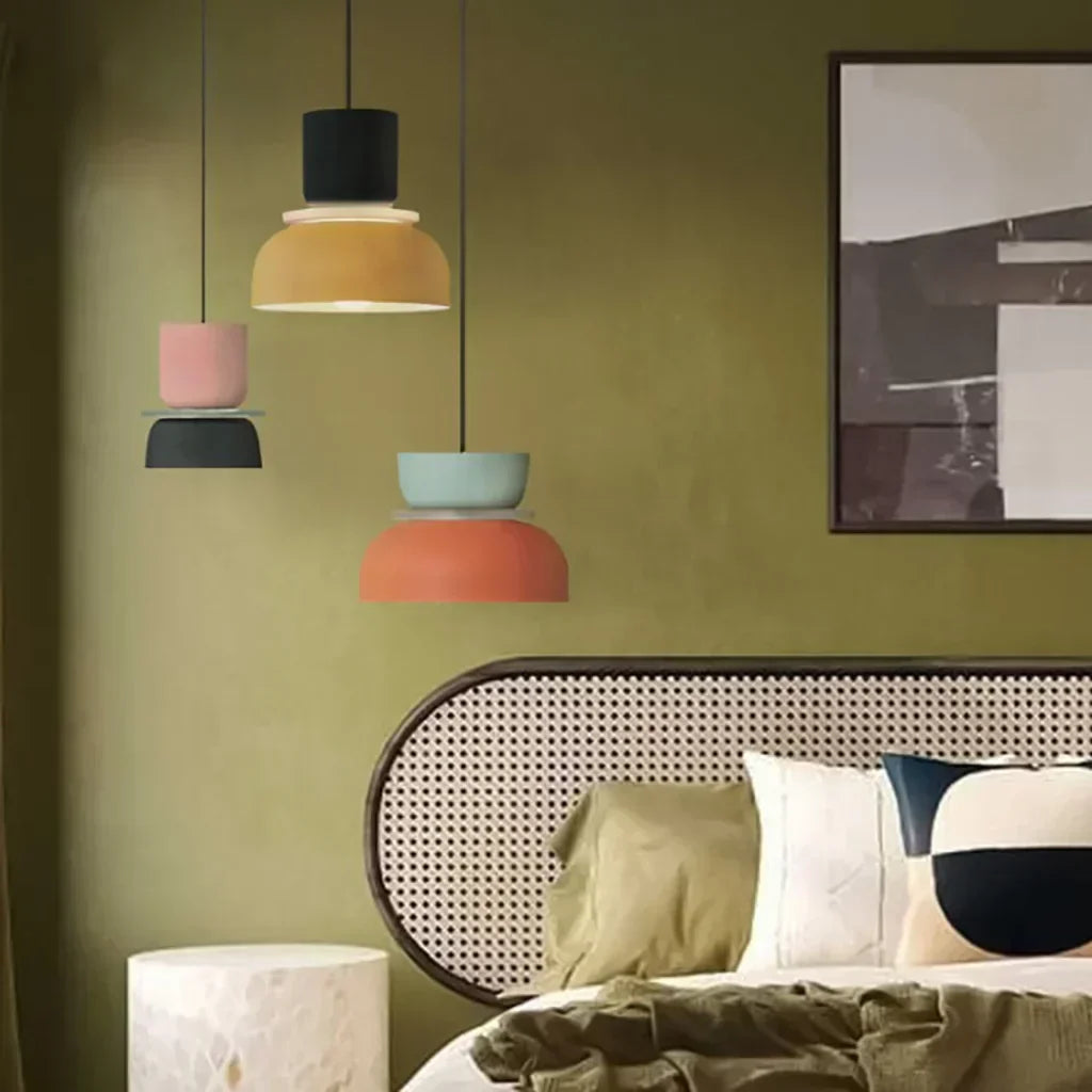 Suspension luminaire contemporaine, inspiration nordique, bloc de couleurs vives pour ambiance.