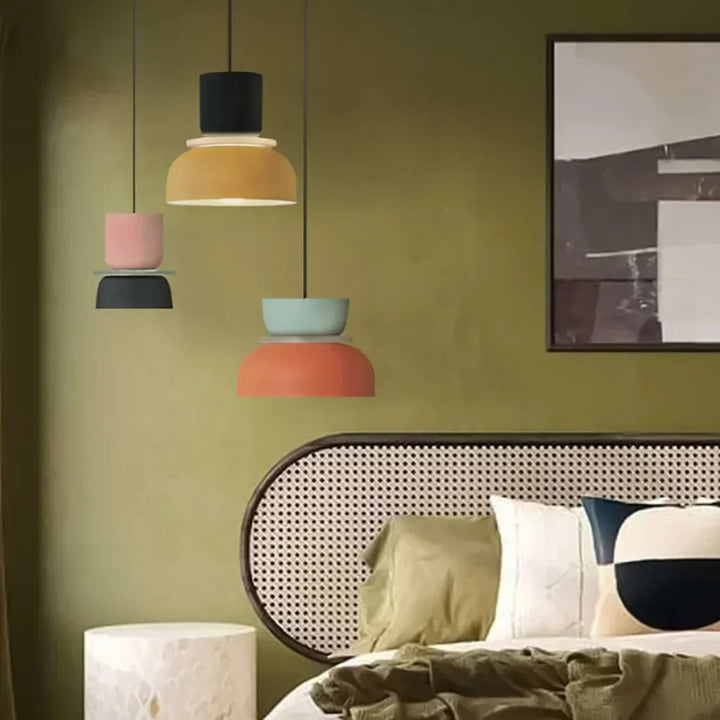 Suspension luminaire contemporaine, inspiration nordique, bloc de couleurs vives pour ambiance.