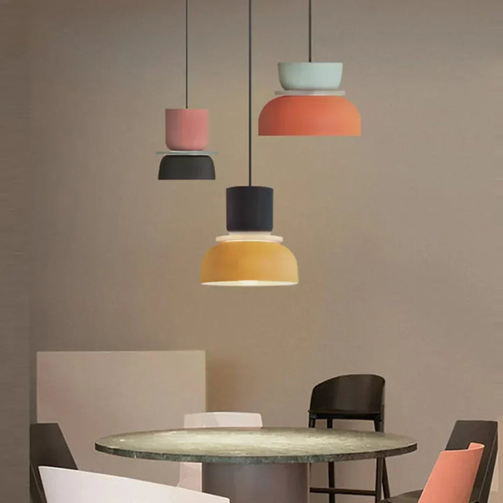 Abat-jour coloré nordique moderne, suspension design pour cuisine ou salle à manger lumineuse.