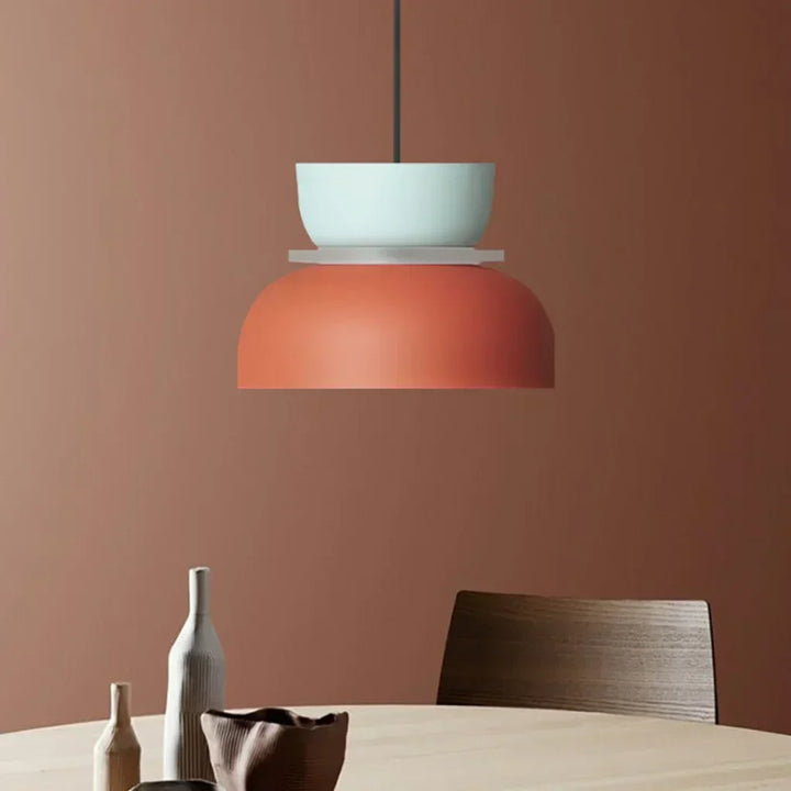 Luminaire suspendu macaron, blocs de couleurs éclantantes, éclairage décoratif pour intérieur moderne.