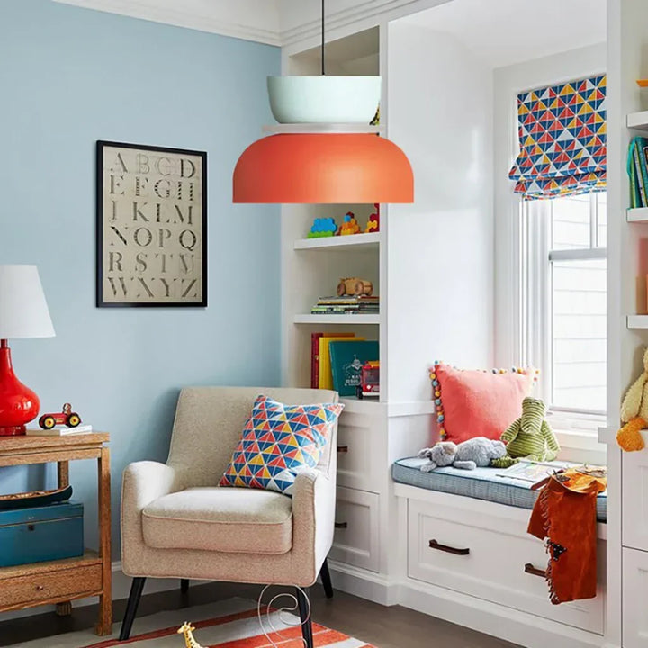 Lampe suspendue décorative scandinave, touches de couleurs vives pour salle à manger stylée.