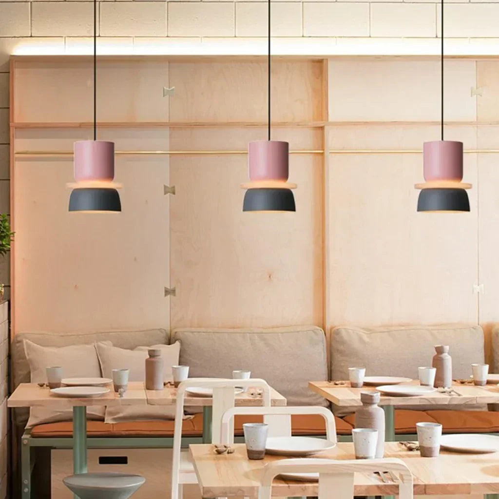 Lampe suspendue contemporaine, style nordique, bloc de couleurs pour une ambiance cosy.