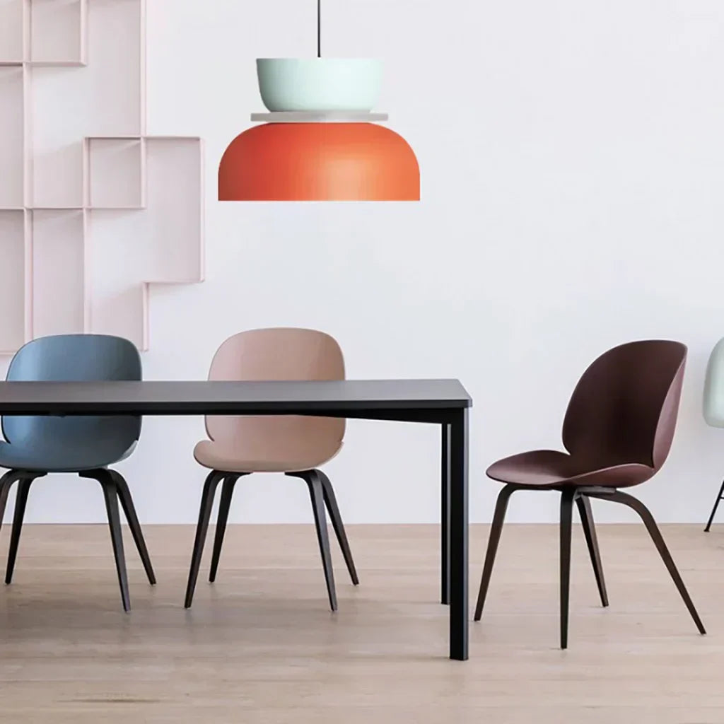 Luminaire bloc de couleurs, design nordique contemporain, parfait pour un intérieur jeune.