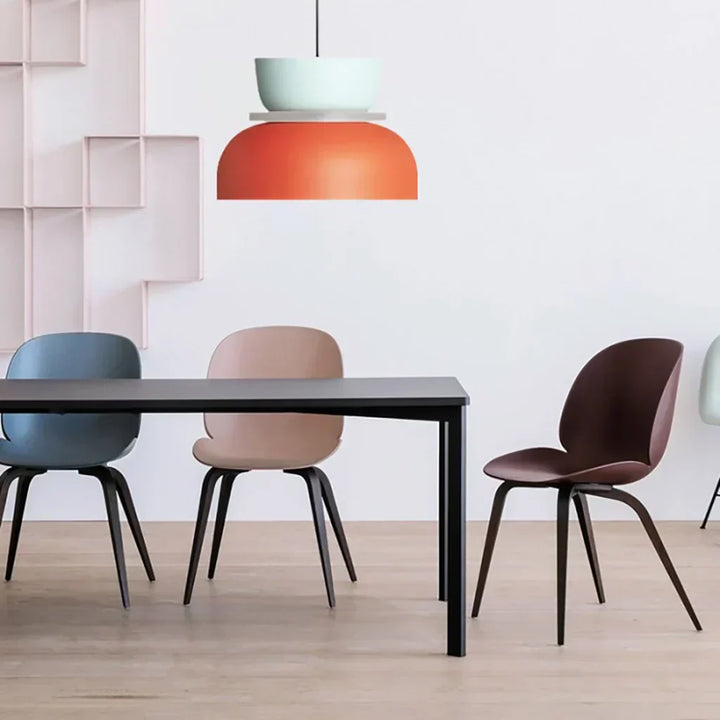 Luminaire bloc de couleurs, design nordique contemporain, parfait pour un intérieur jeune.