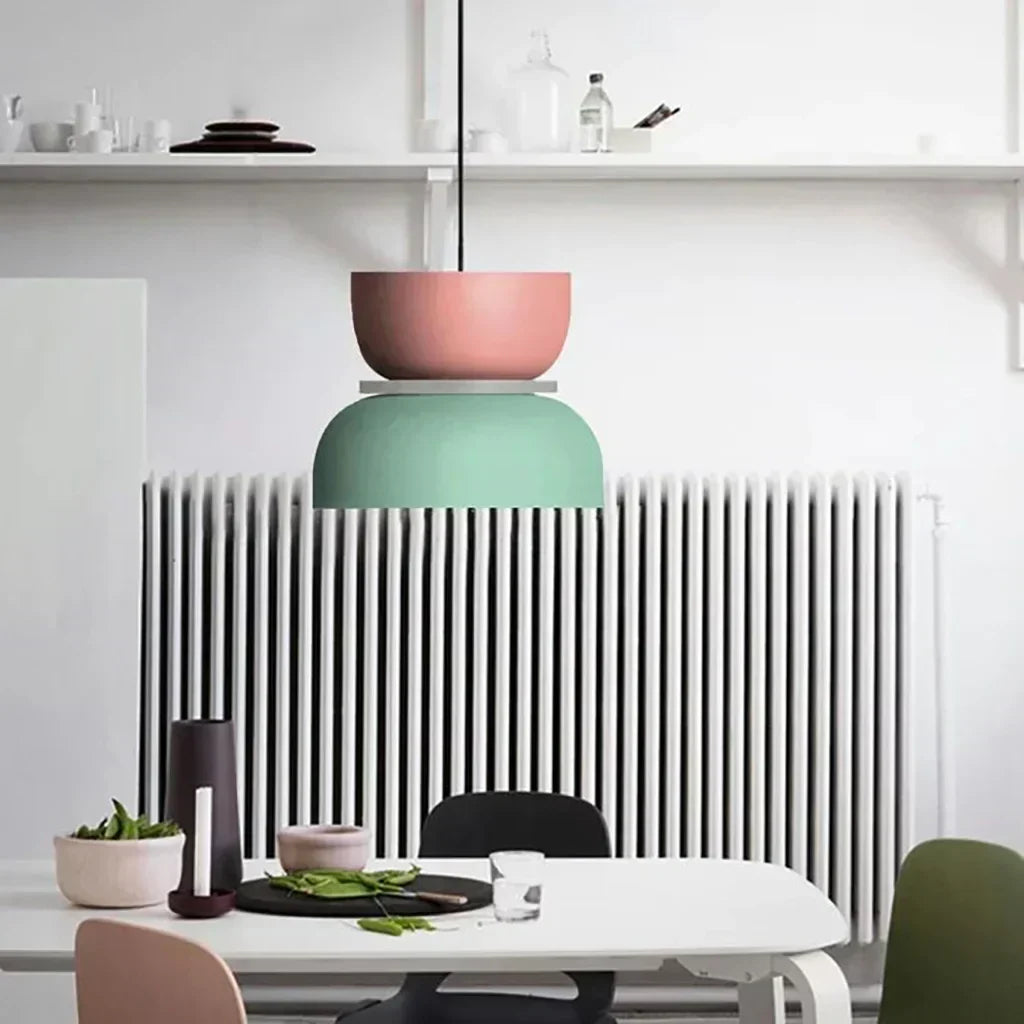 Suspension moderne, inspiration macaron, bloc de couleurs pour éclairage stylé de cuisine.