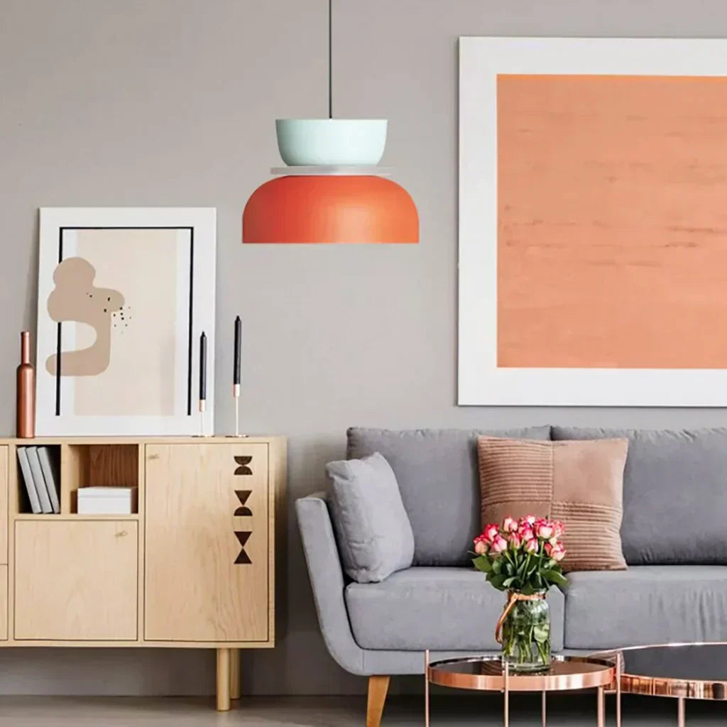 Suspension moderne scandinave, abat-jour coloré pour éclairage décoratif de salon ou chambre.
