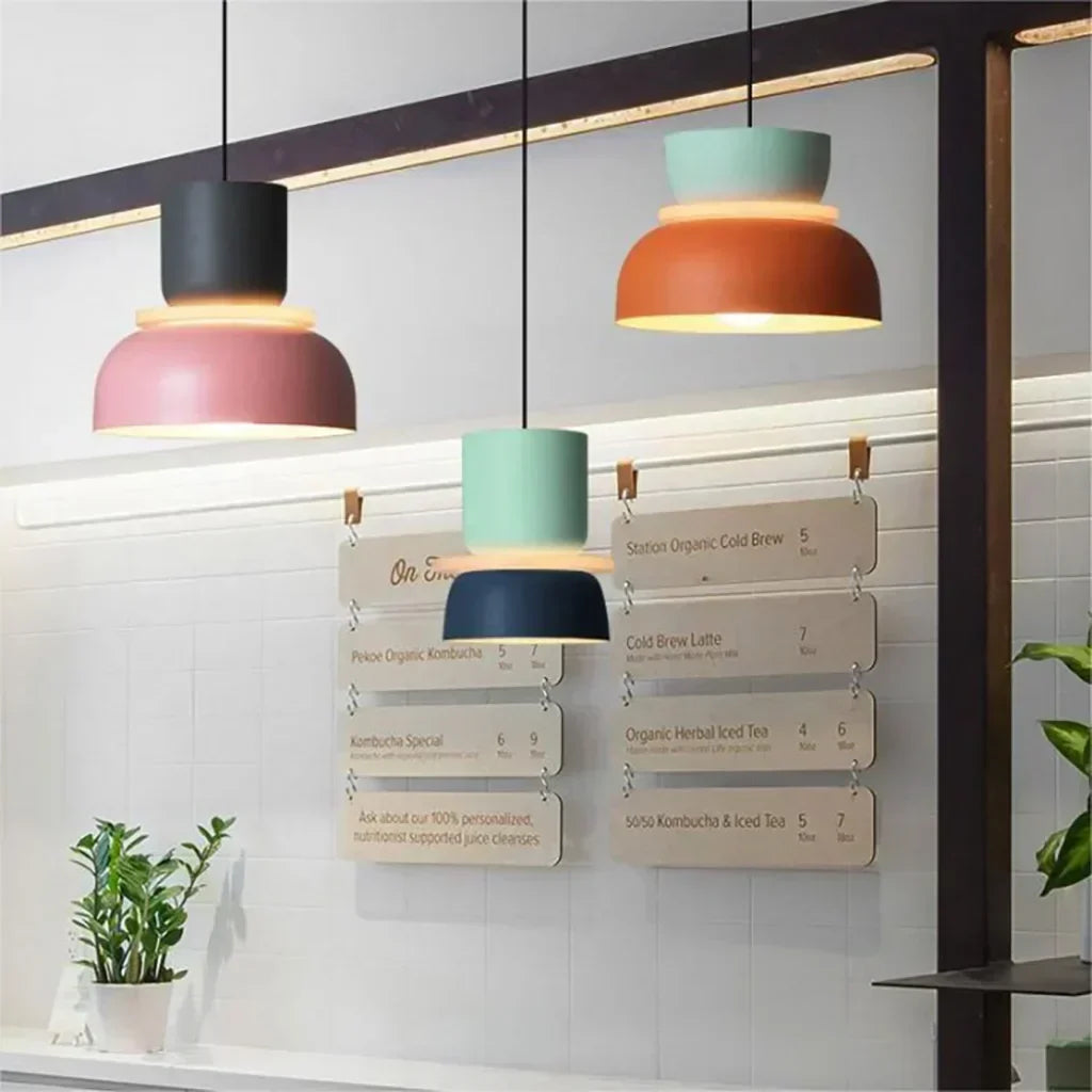 Luminaire moderne avec blocs de couleurs, suspension style nordique pour décoration intérieure.
