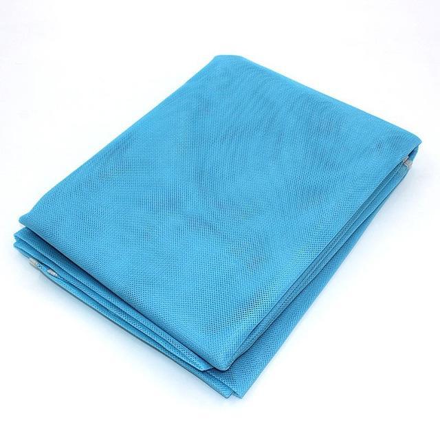 Grand tapis de plage anti-sable, parfait pour la détente en extérieur. Accessoire léger et compact pour le soleil.